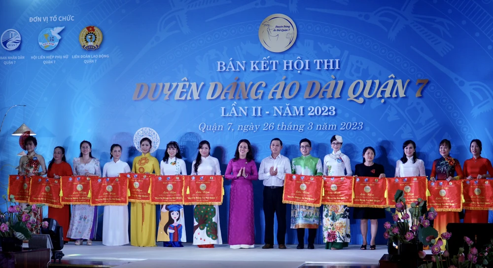 BTC cuộc thi trao cờ lưu niệm cho các thí sinh tham gia cuộc thi. Ảnh: BP