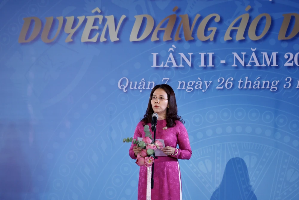 “Hội thi đã trở thành một sự kiện văn hoá, một sân chơi không thể thiếu đối với các chị em phụ nữ trên địa bàn quận 7. Tại vòng bán kết hôm nay, Ban Giám khảo sẽ chọn các thí sinh, các tập thể, các gia đình xuất sắc để cùng hội tụ trong đêm Chung kết của hội thi”, bà Nguyễn Thị Bé Ngoan cho biết. Ảnh: BP