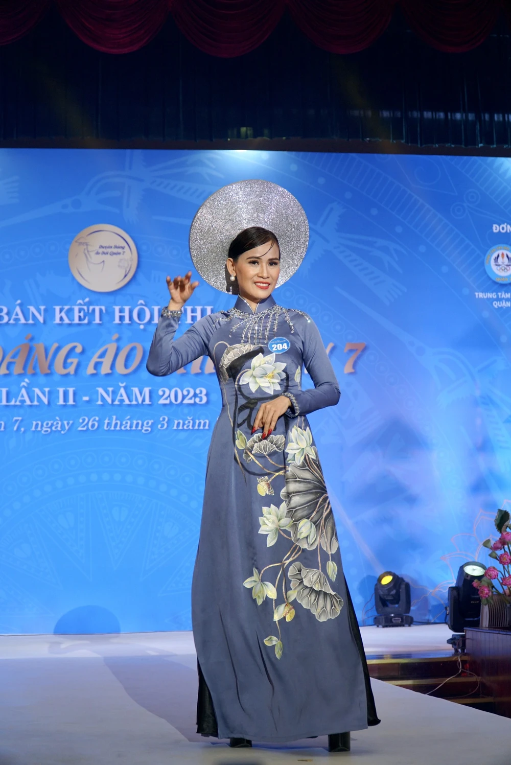 Các thí sinh nổi bật trong tà áo dài. Ảnh: BP