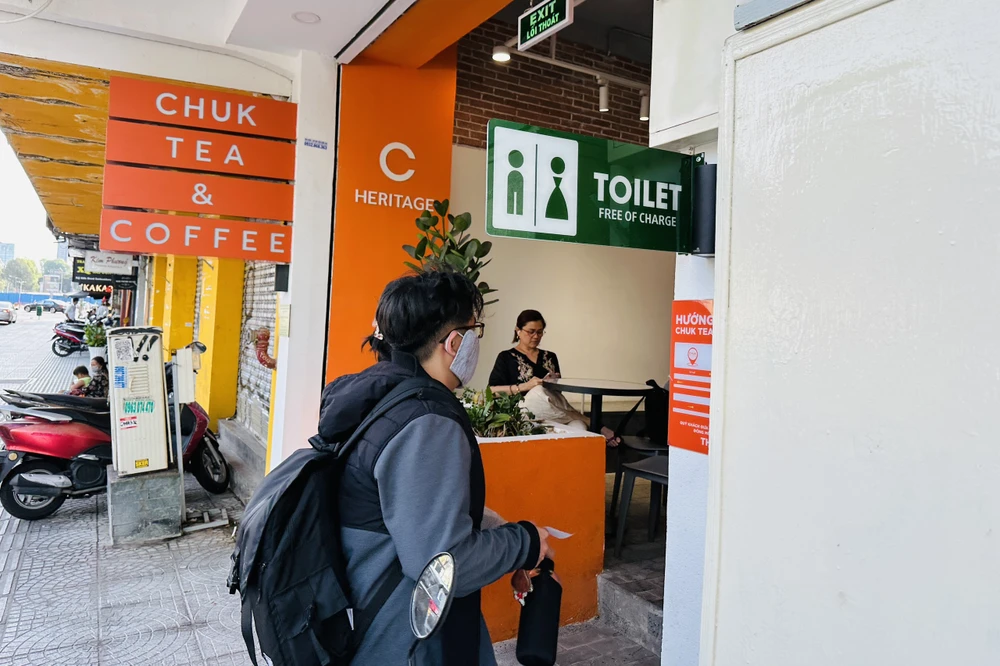 Bạn Hà Nhật Hào, sinh viên năm nhất của một trường đại học tại TP.HCM, cho biết việc các cửa hàng tạo điều kiện hỗ trợ nhà vệ sinh miễn phí là một ý tưởng hay. Trước đây, Hào cũng từng gặp khó trong lúc muốn đi vệ sinh nhưng không tìm được chỗ. Ảnh: HUỲNH THƠ