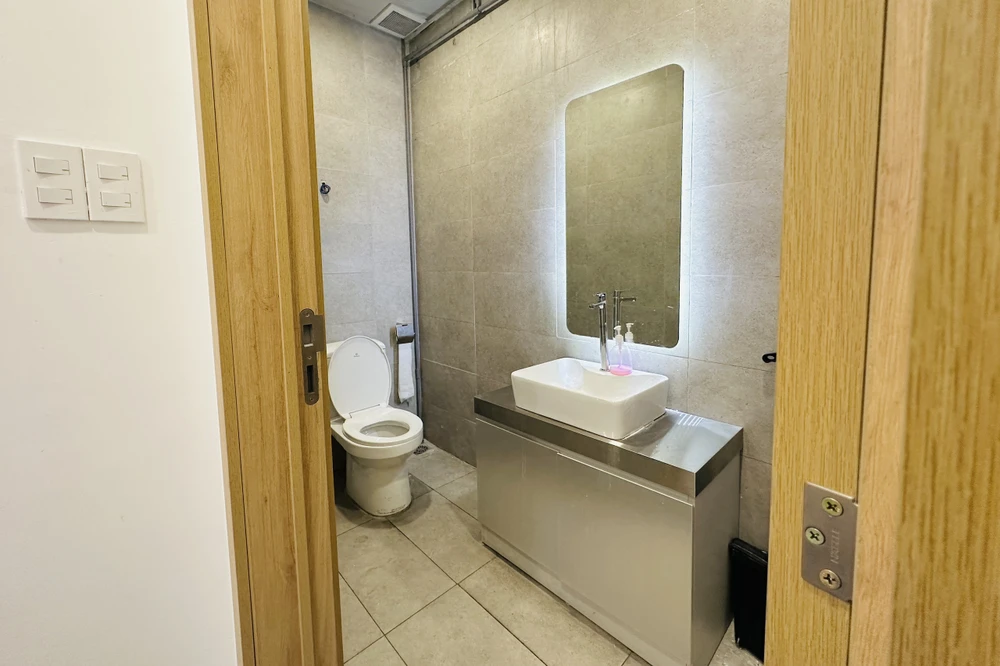 Chị Ngọc cũng cho biết thêm, thông thường nhân viên sẽ lau dọn nhà vệ sinh cách khoảng hai giờ một lần. Nay, gắn bảng cho đi vệ sinh miễn phí, có nhiều du khách tìm đến hơn nên cửa hàng thay đổi lịch dọn, một giờ lau dọn một lần để nhà vệ sinh luôn trong tình trạng sạch sẽ. Ảnh: HUỲNH THƠ