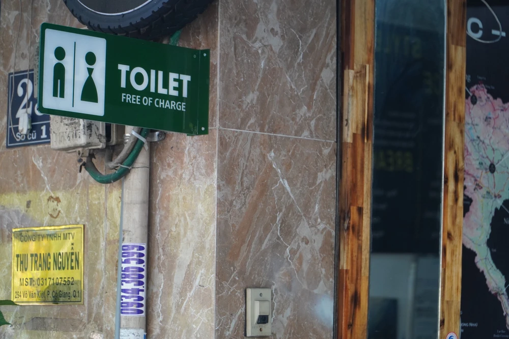 Tuy nhiên, một số chủ cửa hàng, quản lý cửa hàng lại tỏ ra lo lắng khi hỗ trợ nhà vệ sinh miễn phí vì quận 1 có khá nhiều người vô gia cư, lo ngại nếu họ vào nhiều sẽ ảnh hưởng đến khách hàng trong quán. Ảnh: HUỲNH THƠ