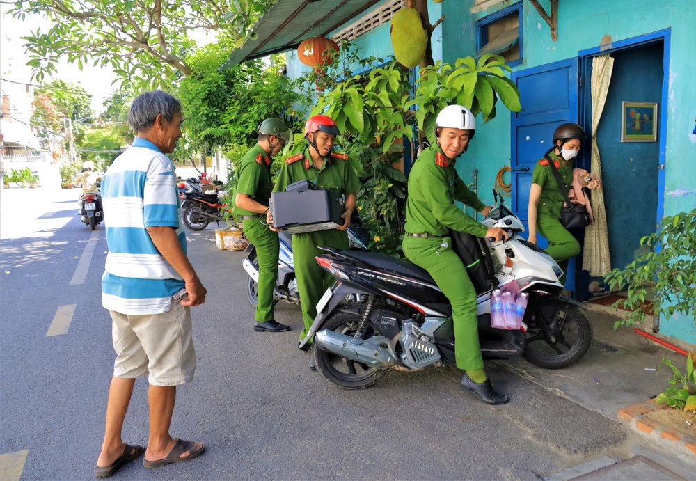 Công an phường Phước Hoà đến tận nhà cấp CCCD cho người dân. Ảnh: CÔNG THI