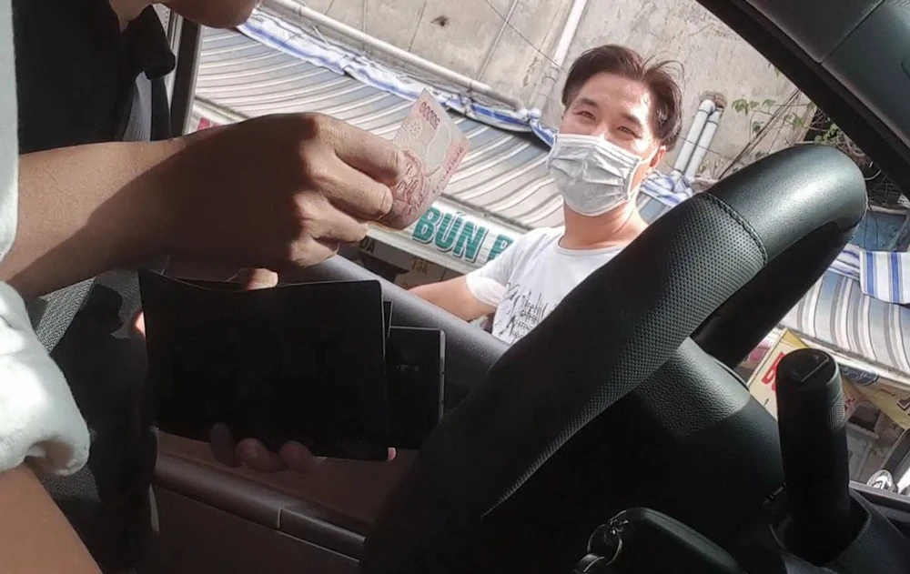 Những người ở khu vực phía sau BV ĐH Y dược thản nhiên đi thu tiền bãi. Ảnh: TÂN - YÊN