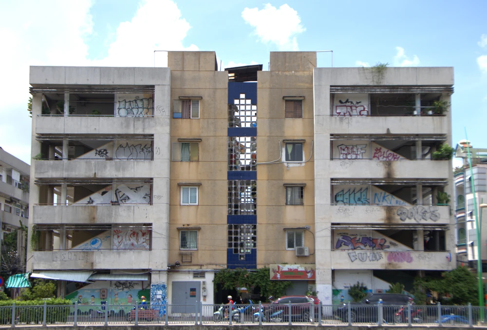 Chung cư cũ là một đề tài hấp dẫn để họ thể hiện. Ảnh: HUỲNH THƠ