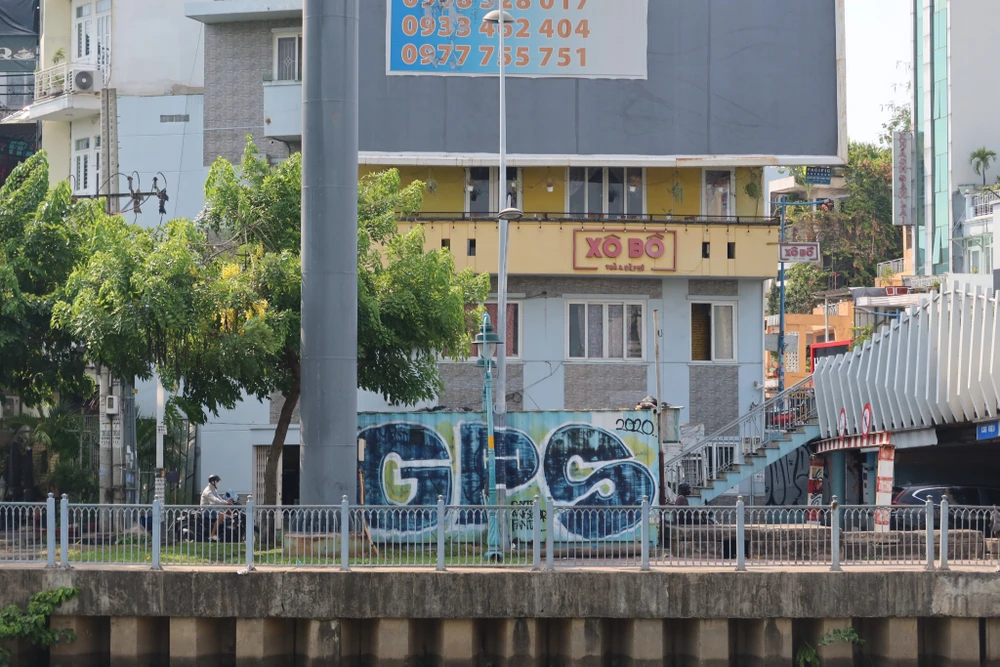 Từ xa, chiếc thùng container này đã được nổi bật hơn nhờ bức vẽ đầy màu sắc. Ảnh: TRẦN MINH