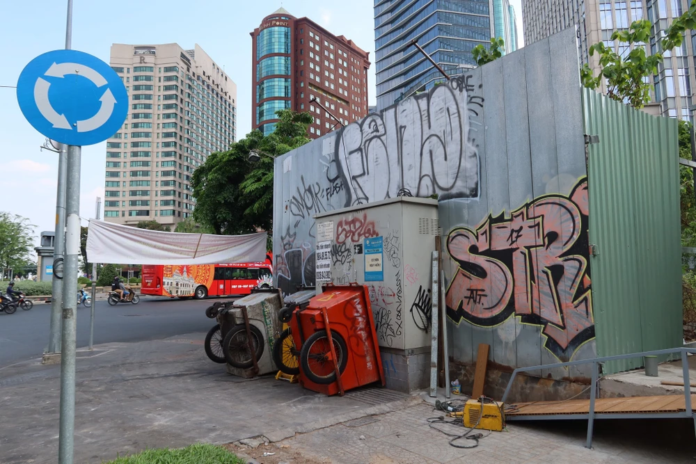 Một góc đường gần sát Công trường Mê Linh (trung tâm quận 1, TP.HCM). Ảnh: TRẦN MINH