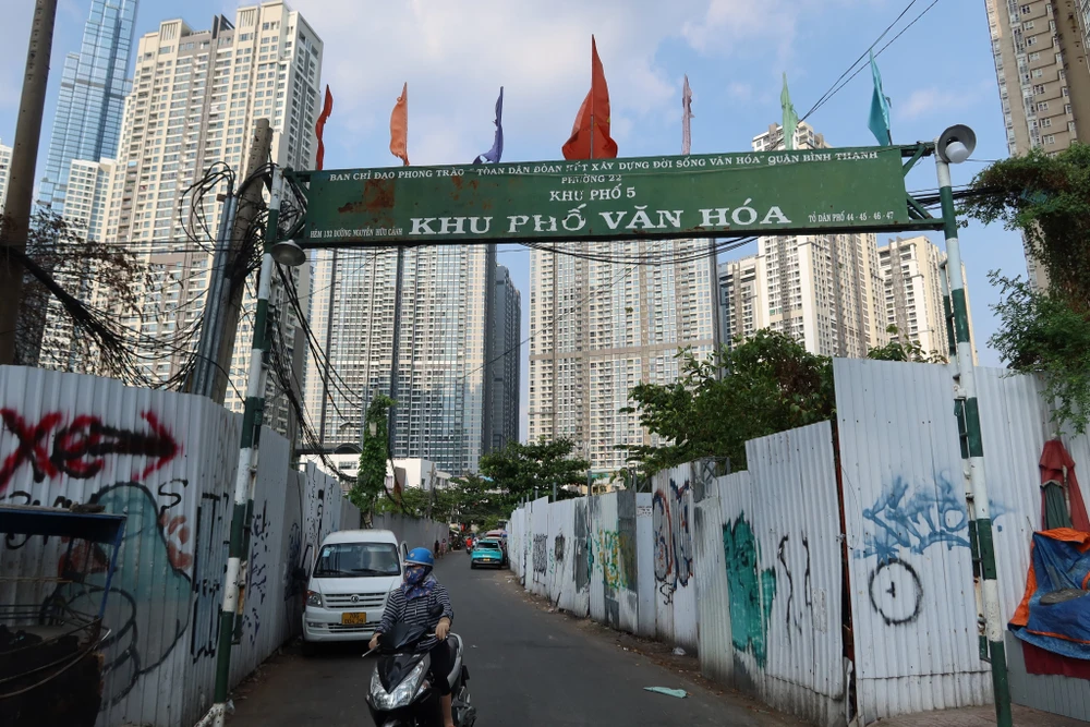 Chị TTH, người dân sống tại hẻm 132 Nguyễn Hữu Cảnh (Bình Thạnh, TP.HCM) cho biết: "Khu phố này là khu phố văn hóa vậy mà lại vẽ bậy như vậy đó. Theo tôi các đối tượng vẽ này chắc từ nơi khác đến chứ trong khu phố này ai cũng sẽ ý thức giữ gìn khu phố văn minh, sạch đẹp". Ảnh: TRẦN MINH