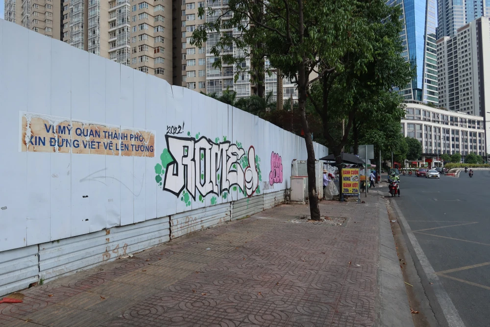 Cạnh bên dòng chữ "Vì mỹ quan thành phố xin đừng viết vẽ lên tường" xuất hiện một hình vẽ mới toanh. Ảnh: TRẦN MINH