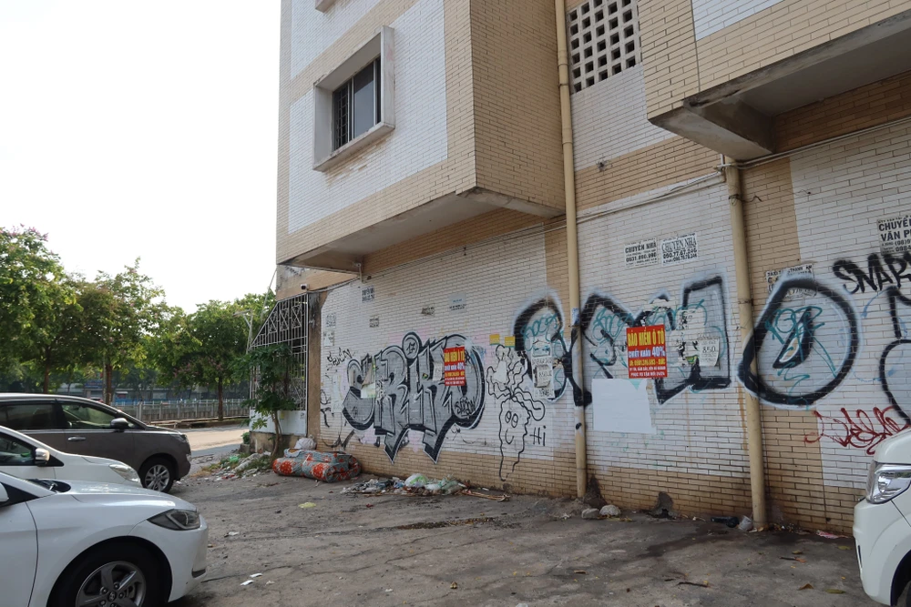 Hình ảnh nhếch nhác của chung cư Miếu Nổi (quận Bình Thạnh, TP.HCM) vì những nét vẽ. Ảnh: TRẦN MINH