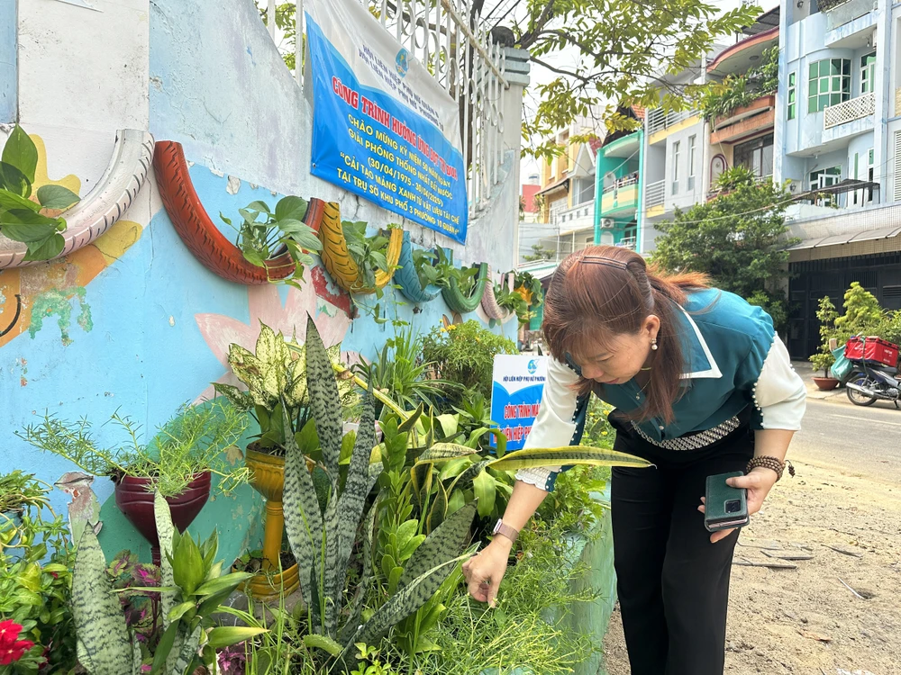 “Hội xây dựng lộ trình “Mỗi năm sẽ thực hiện một cải tạo một mảng xanh” tại địa bàn dân cư. Tùy theo tình hình thực tế tại địa phương, nếu phát hiện nơi nào mà phải tập kết rác tại cộng đồng thì sẽ tiến hành khảo sát và xin ý kiến để cải tạo mảng xanh tại khu vực đó", bà Hiền cho hay. Ảnh: HUỲNH THƠ