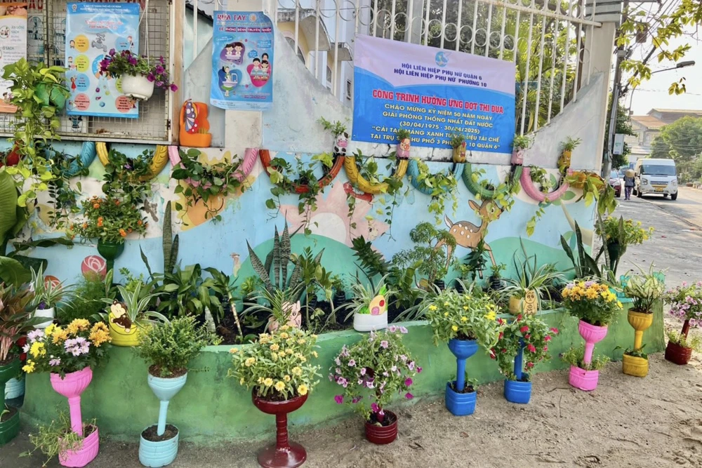 Mô hình “Cải tạo mảng xanh từ vật liệu tái chế tại khu dân cư và trường học” tại khu phố 3, phường 10, quận 6, TP.HCM. Ảnh: HUỲNH THƠ