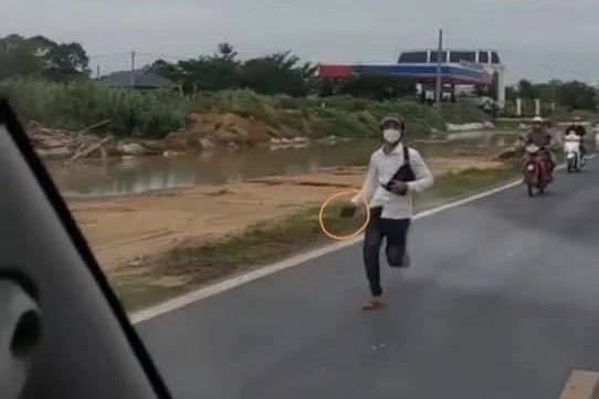 Người thanh niên cầm cục gạch ném bể kính xe cứu thương. Ảnh: MXH