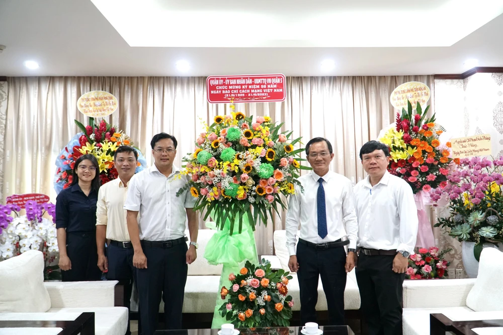 Quận uỷ, UBND, Ủy ban MTTQ Việt Nam quận 5 trao tặng hoa cho báo Pháp Luật TP.HCM. Ảnh: NHẬT DIỄM