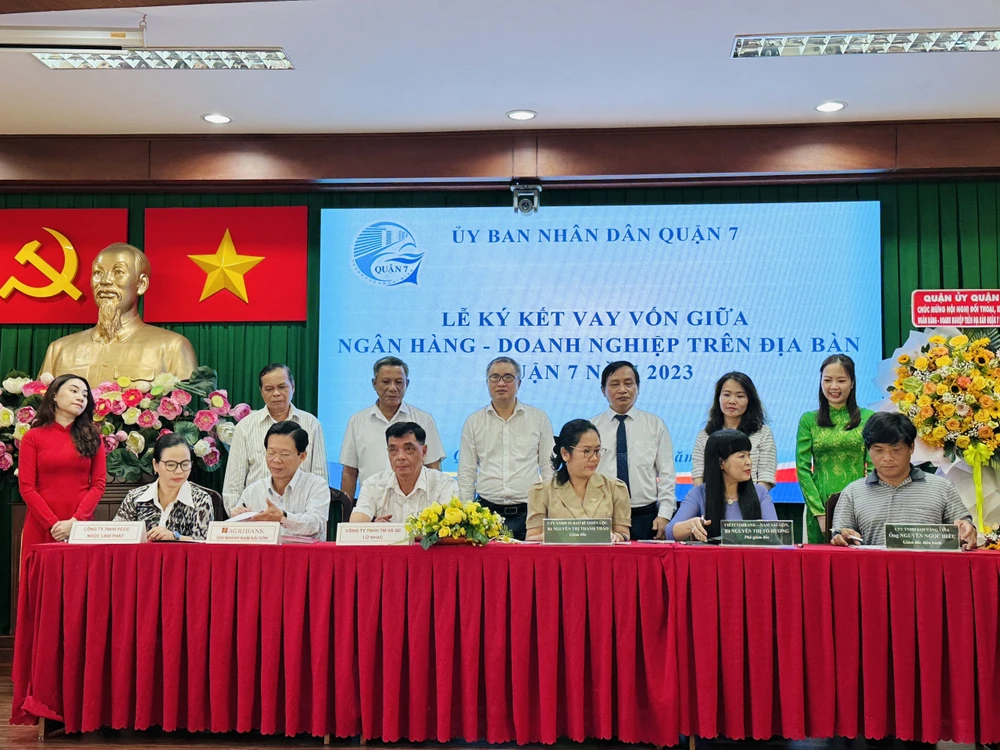 Lễ ký kết vay vốn giữa ngân hàng với các doanh nghiệp. Ảnh: HUỲNH THƠ