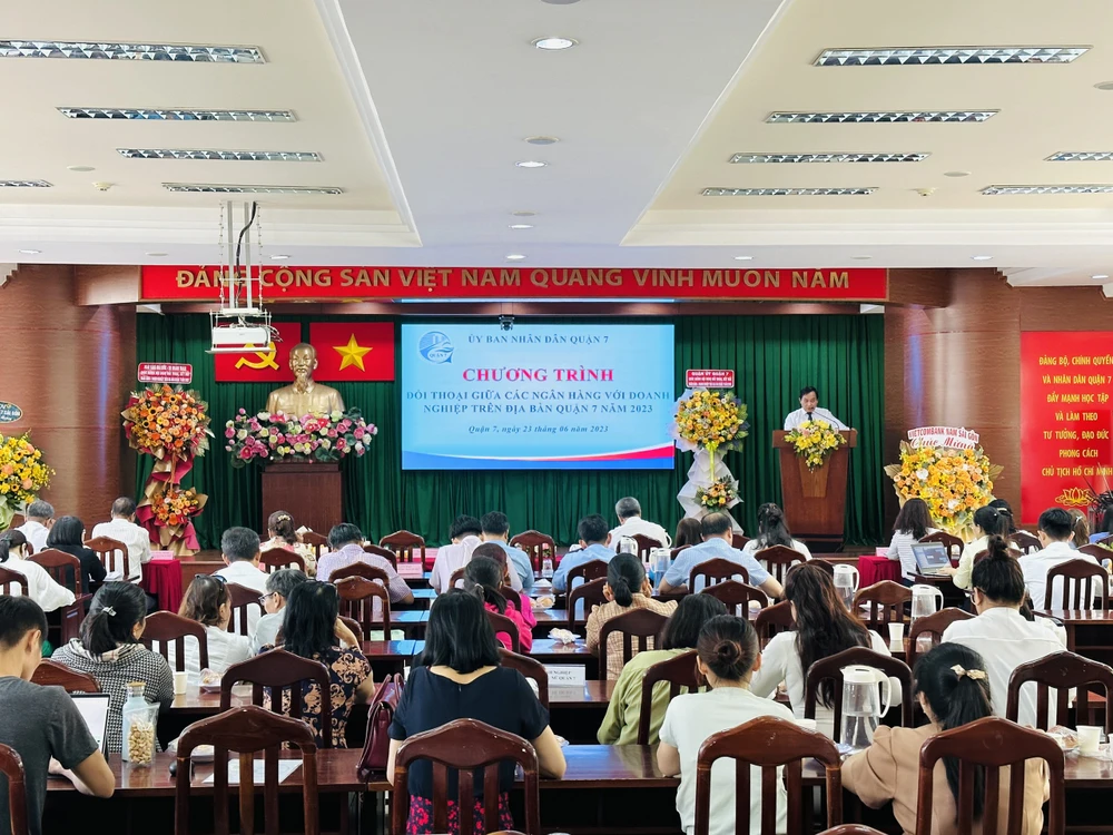 Đối thoại giữa ngân hàng với doanh nghiệp tại UBND quận 7. Ảnh: HUỲNH THƠ