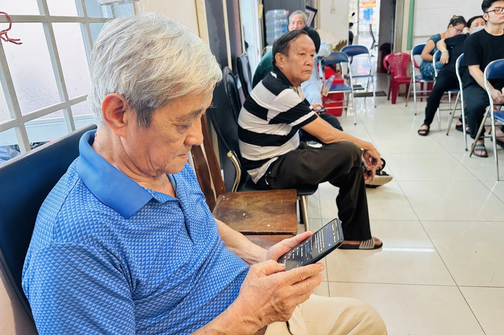 Ông Nguyễn Văn Lộc cho biết: “Được công an đến khu phố hỗ trợ làm tài khoản định danh mức 2 rất thuận tiện, đặc biệt đối với những người bận công việc, không có thời gian. Theo tôi, tài khoản này sẽ giúp người dân tích hợp được mọi thông tin giấy tờ, trong đó có BHYT nên khi đi làm các thủ tục hoặc đi khám bệnh sẽ tiết kiệm nhiều thời gian”. Ảnh: HUỲNH THƠ