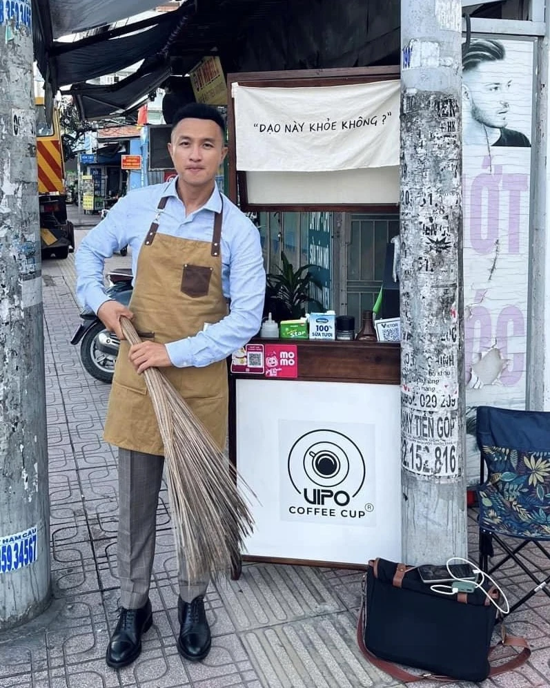 Dù buôn bán vỉa hè nhưng tác giả rất chú trọng trong việc đảm bảo vệ sinh nơi mình buôn bán. Ảnh: NVCC