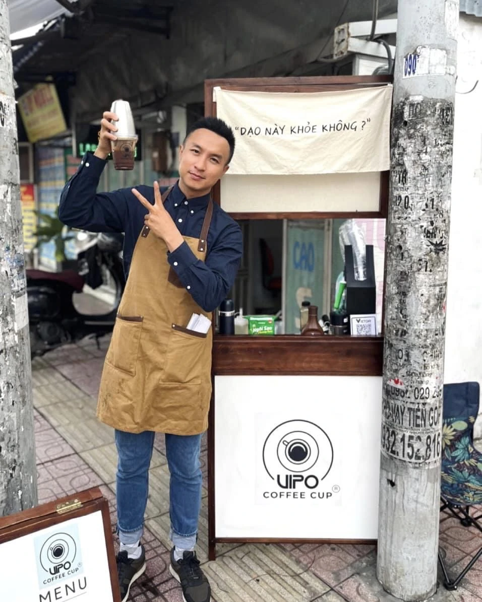 Tác giả bên quầy hàng cà phê vỉa hè của mình. Ảnh: NVCC