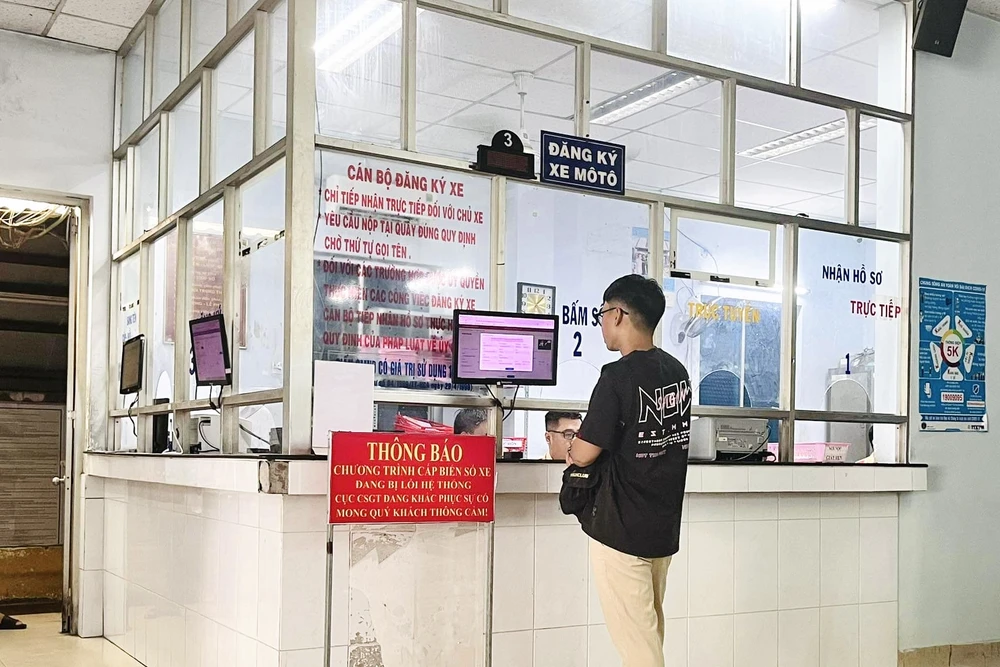 Bạn đọc Phạm Minh Tân (ngụ quận Gò Vấp, TP.HCM) bất lực ra về vì không thể bấm được biển số cho chiếc xe mới của mình. Ảnh: KHÁNH TOÀN