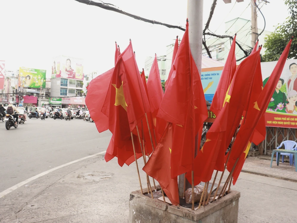 Những lá cờ đỏ sao vàng làm rực rỡ một góc đường. Ảnh: TRẦN MINH