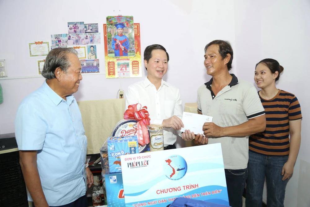 Cùng ngư dân thắp sáng đèn trên biển tại bình thuận-1