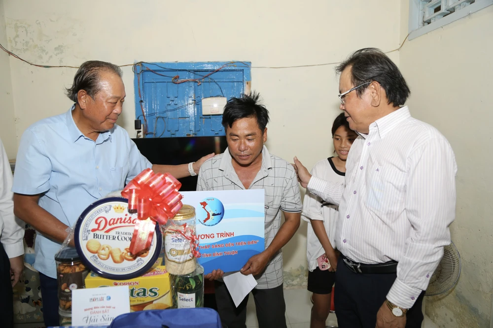 Cùng ngư dân thắp sáng đèn trên biển tại bình thuận-3