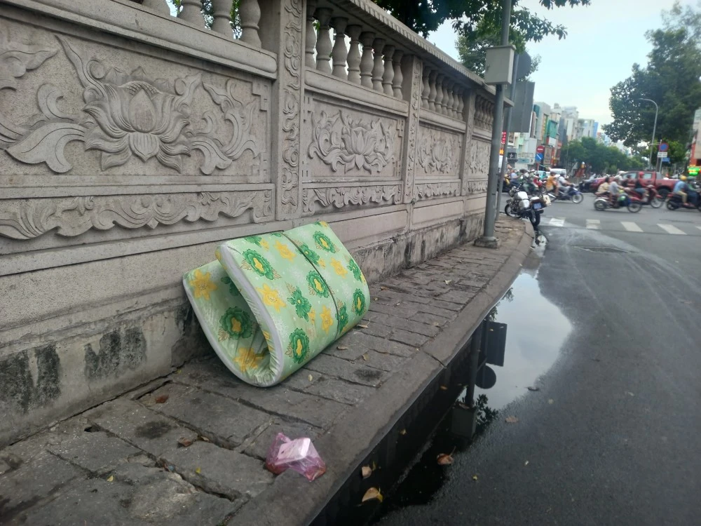 rác quá khổ bị vứt bỏ cạnh ngã tư đường Sư Vạn Hạnh - 3 tháng 2. Ảnh: NĐ