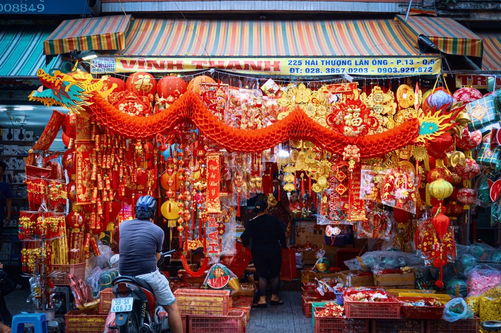 Cả con đường này những ngày qua đã được nhuộm đỏ bởi những đồ trang trí Tết độc đáo