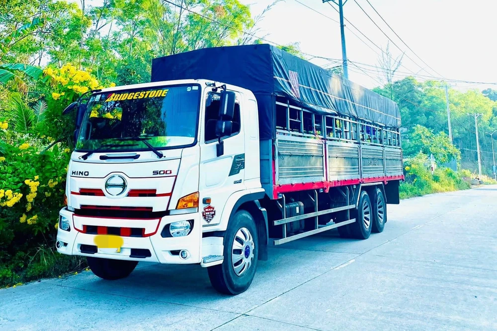 Xe phản chiếu ánh sáng.jpeg