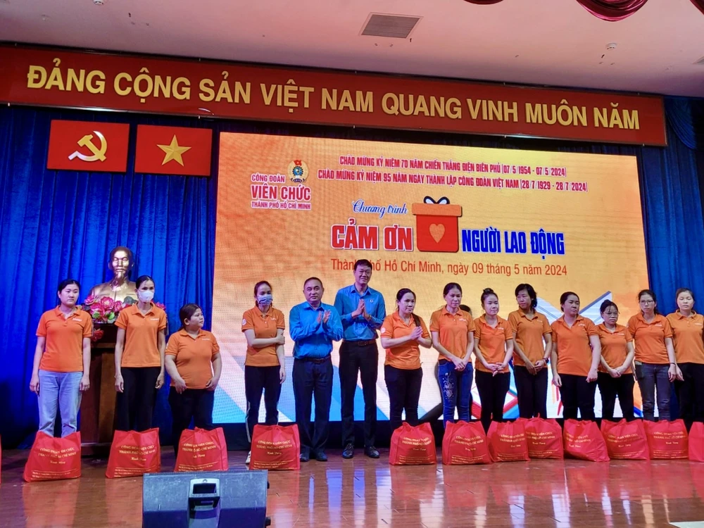 Trao tặng 2000 chiếc áo dài.jpeg