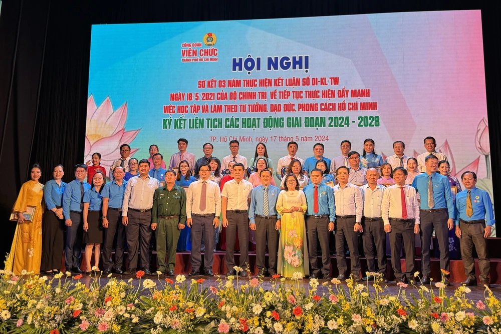 Cùng ngư dân thắp sáng đèn trên biển.jpeg