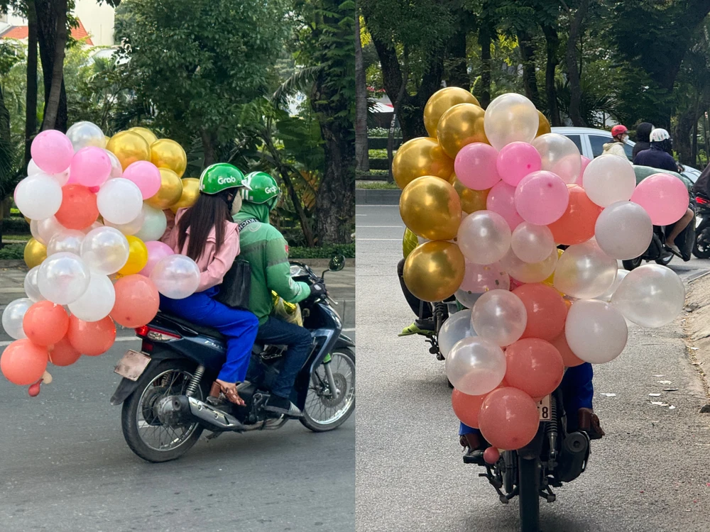 người ngồi sau xe cầm nhiều bong bóng .jpeg