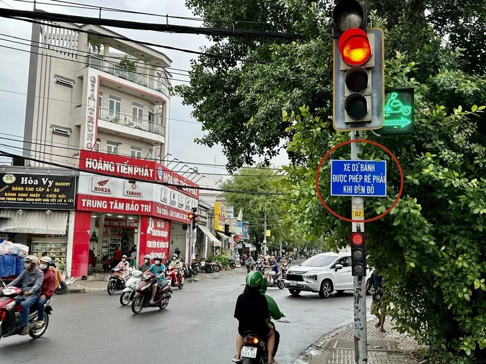 Rẽ phải khi gặp đèn đỏ.jpg