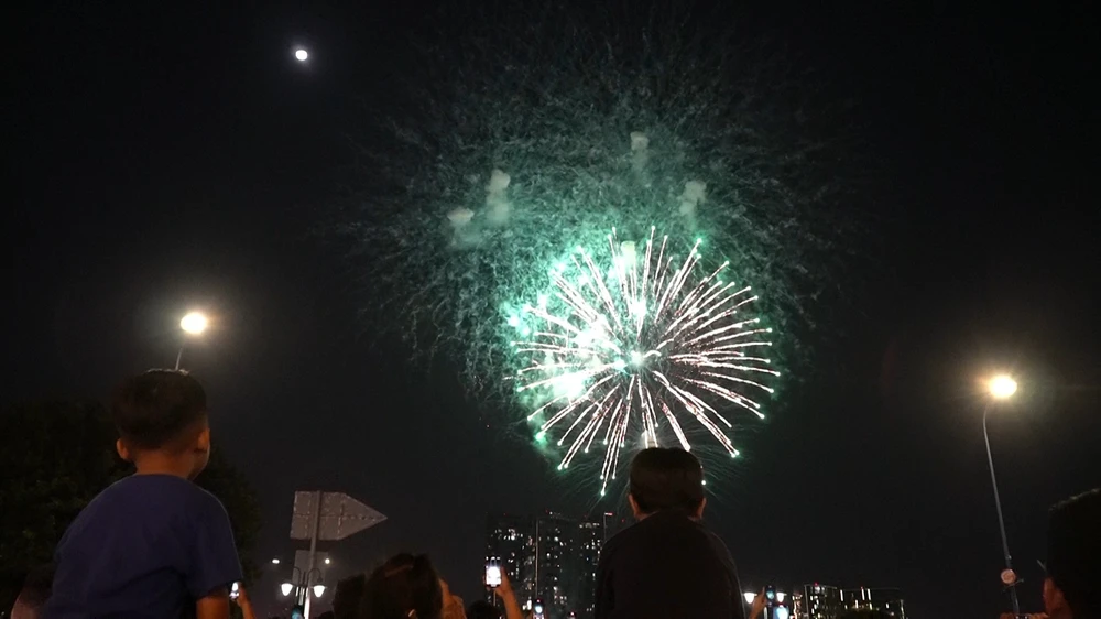 Người dân có thể đốt pháo hoa trong dịp Tết Nguyên đán và các sự kiện khác, nhưng cần tuân thủ các quy định. Ảnh: HUỲNH THƠ