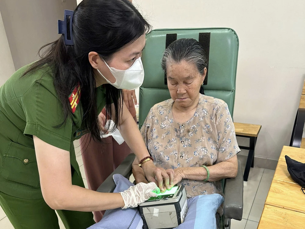 Công an phường Thủ Đức làm căn cước tại nhà cho người cao tuổi.jpeg