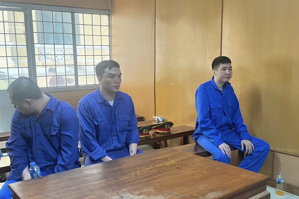 Làm nhục vợ chồng con nợ.jpeg