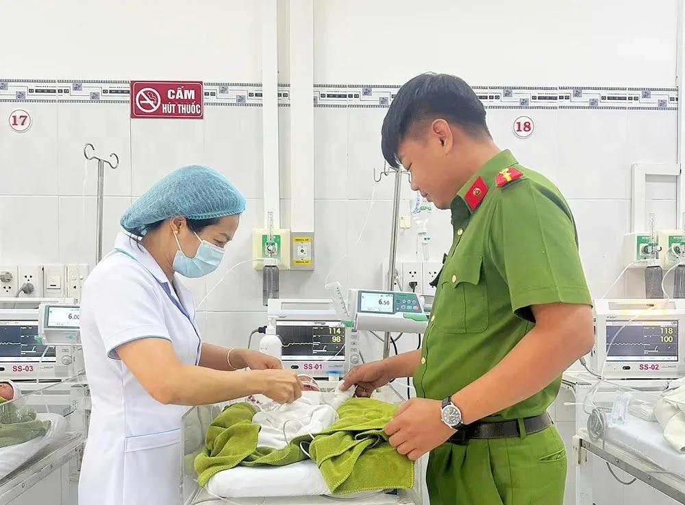 Trẻ sơ sinh bị bỏ rơi.jpeg