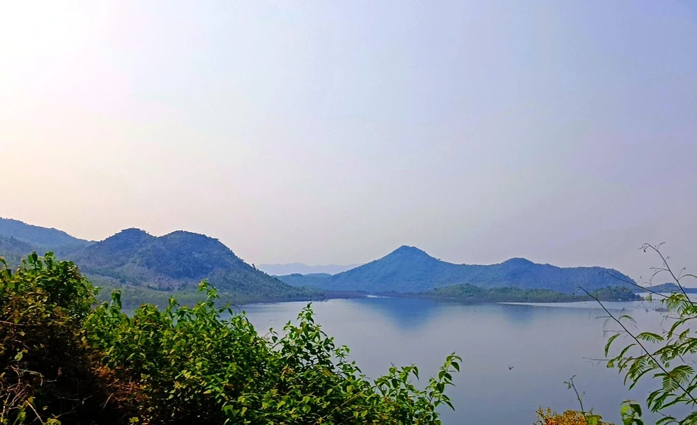 Đường đi Bác Ái phong cảnh thật tuyệt đẹp. Ảnh: NÚI XANH