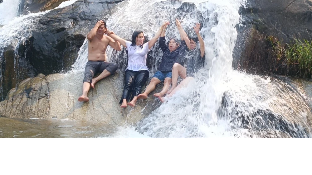 Tận hưởng thác nước Savin.