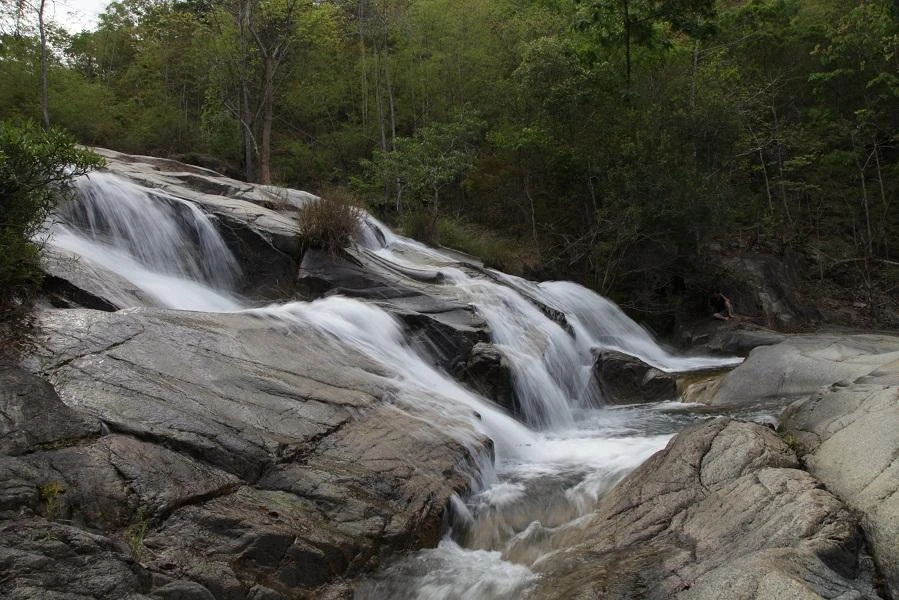 Ở tầng giữa có những phiến đá nghiêng ngay dưới thác nước rất phẳng phiu, để người tắm có thể trượt người xuống rất thích thú. Ảnh: NÚI XANH