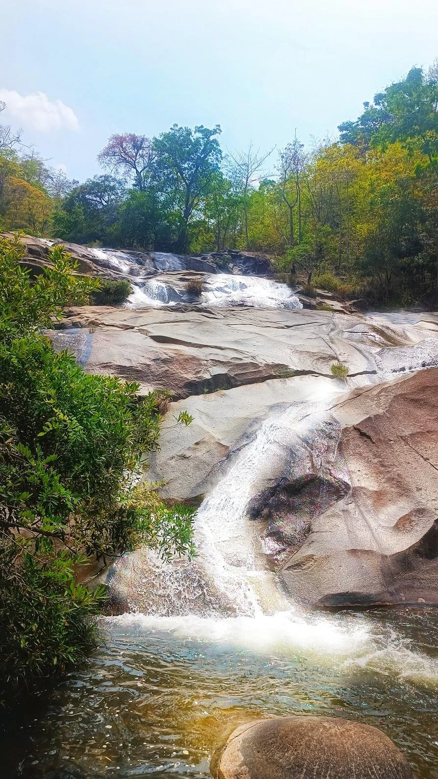 Từng dòng nước dội xuống 4, 5 tầng đá ào ào, mỗi tầng đều có một khoảng bàn đá và những hố nước trong vắt. Ảnh: NÚI XANH