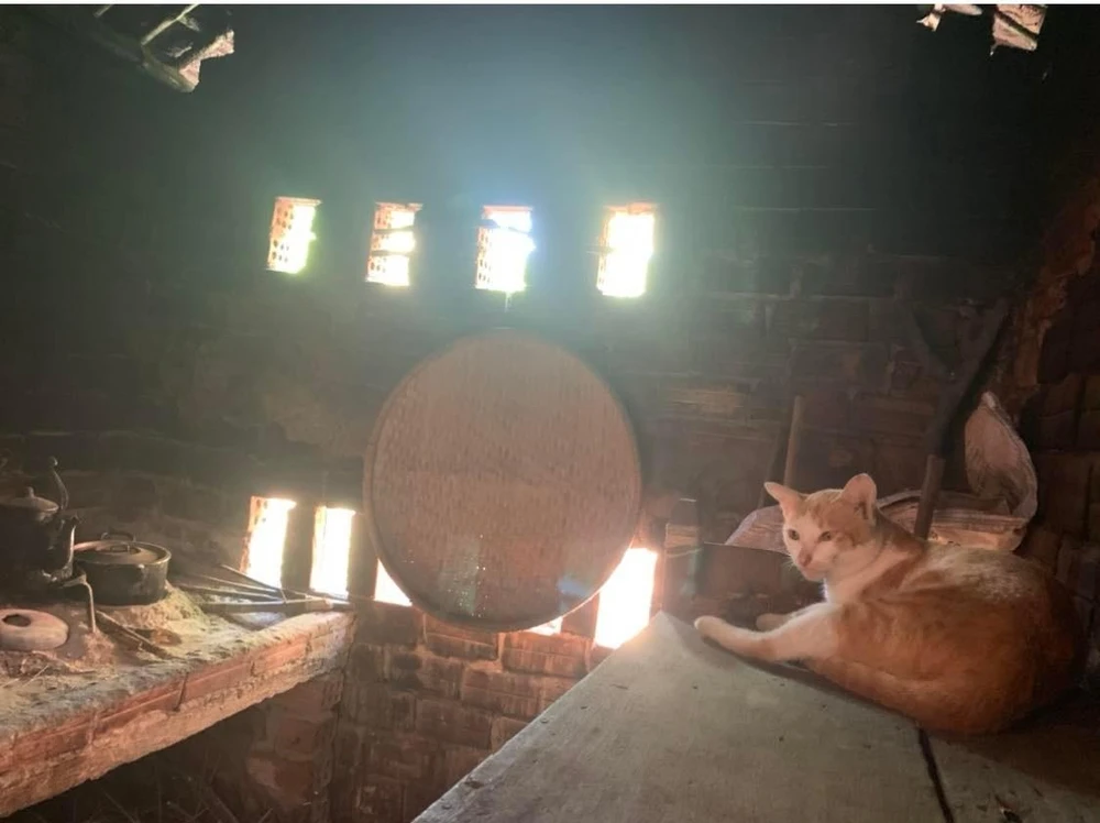 Những bà nội, bà ngoại, những bà mẹ vĩ đại của chúng ta vẫn cho ra đời những bữa ăn ngon không tả nổi trong căn bếp củi đơn sơ. Ảnh: LƯU BÌNH