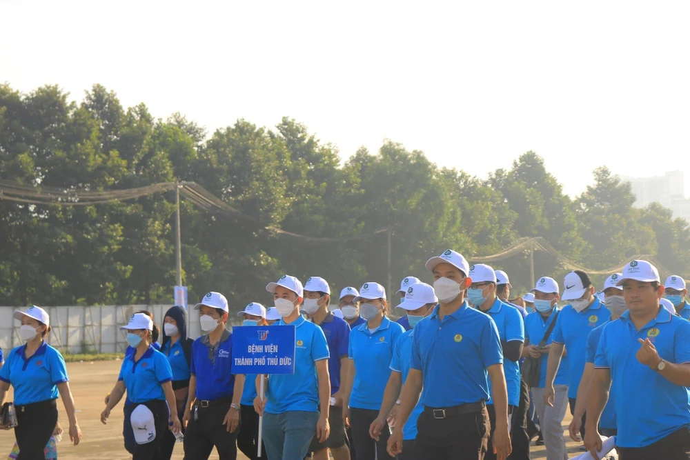 Đông đảo người tham gia chạy bộ đồng hành tại TP Thủ Đức. Ảnh: VÕ THƠ