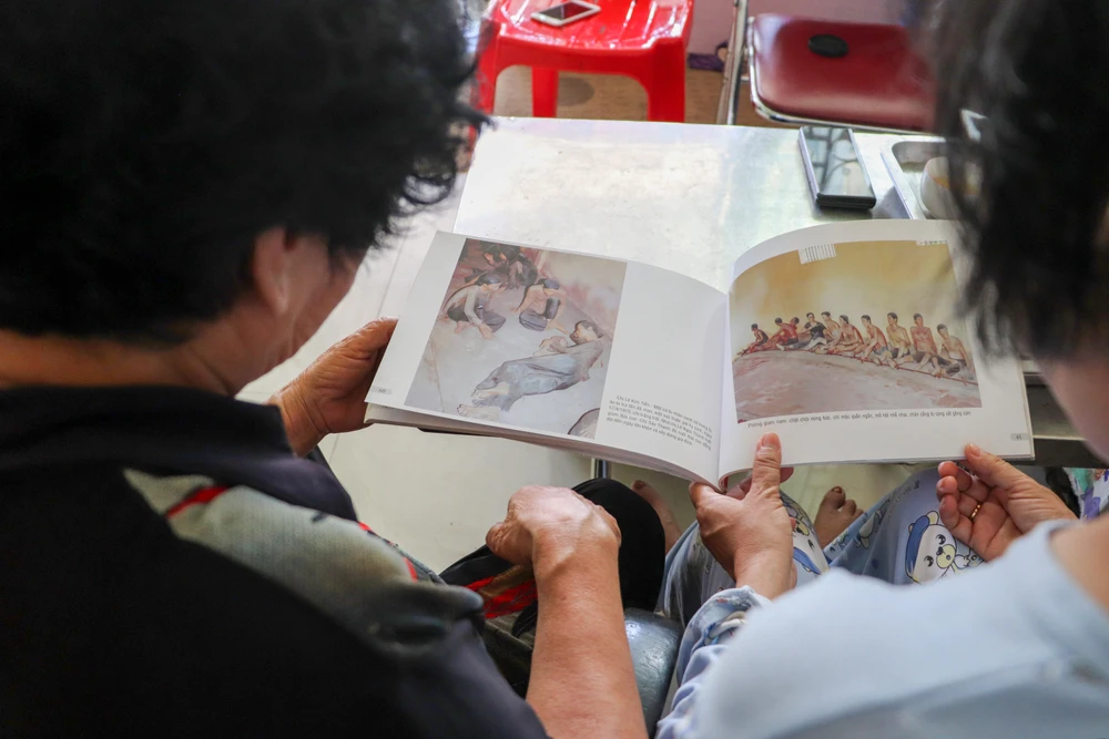 Cảm động trước lời gửi gắm đứa con gái như trăn trối của bạn tù, bà Thanh đồng ý. Cảm động trước lời gửi gắm đứa con gái như trăn trối của bạn tù, bà Thanh đồng ý.