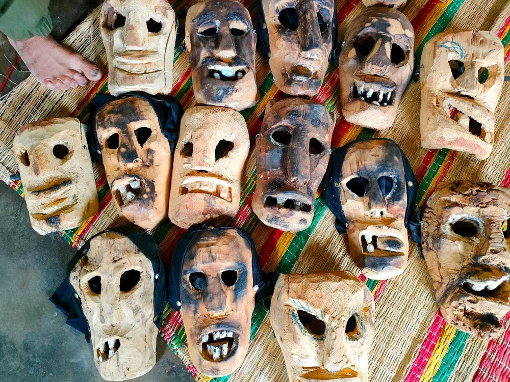 Những chiếc mặt nạ người xấu xí, kỳ quái với đủ các sắc thái cho ông A Yưk sáng tạo. Ảnh: LÊ KIẾN