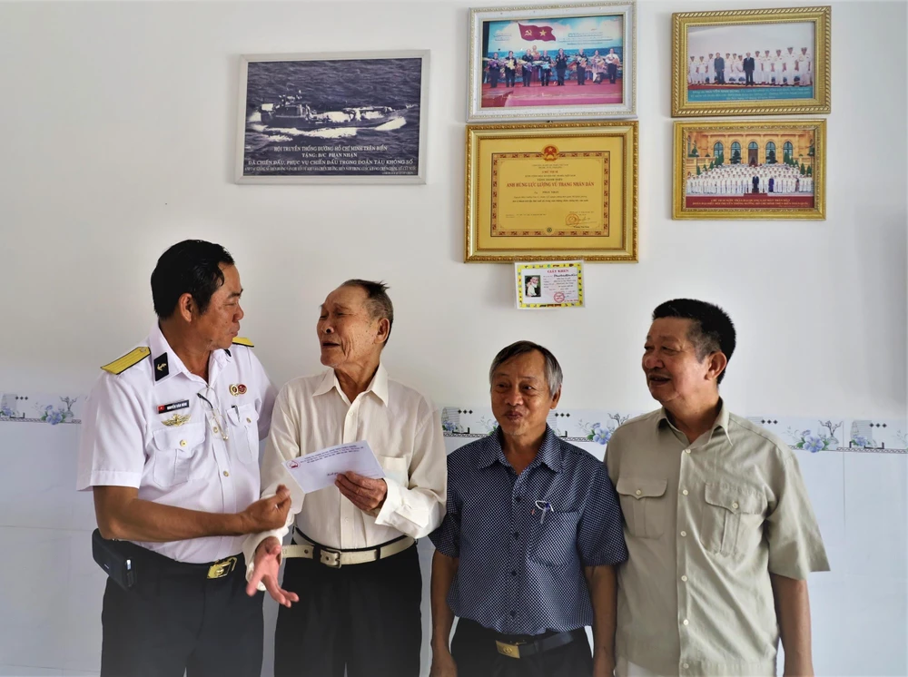 Tặng quà cho thương binh, nạn nhân chất độc da cam Phan Nhạn, 91 tuổi (áo trắng tay dài). Ảnh: C.T