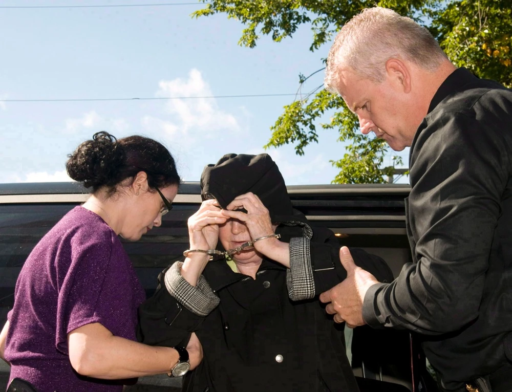 Góa phụ áo đen tái xuất ở Canada gây phẫn nộ ảnh 3