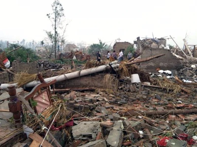 Quang cảnh sau khi vòi rồng quét qua