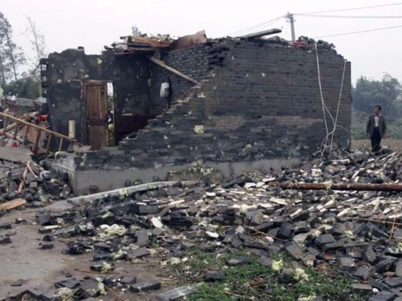 Nhà cửa bị vòi rồng cuốn sập